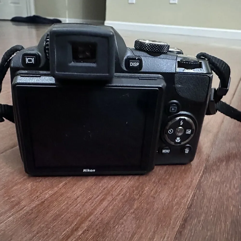Nikon Coolpix P90 12.1MP Digital Bridge Camera 24x Optical Zoom Charger - Tested